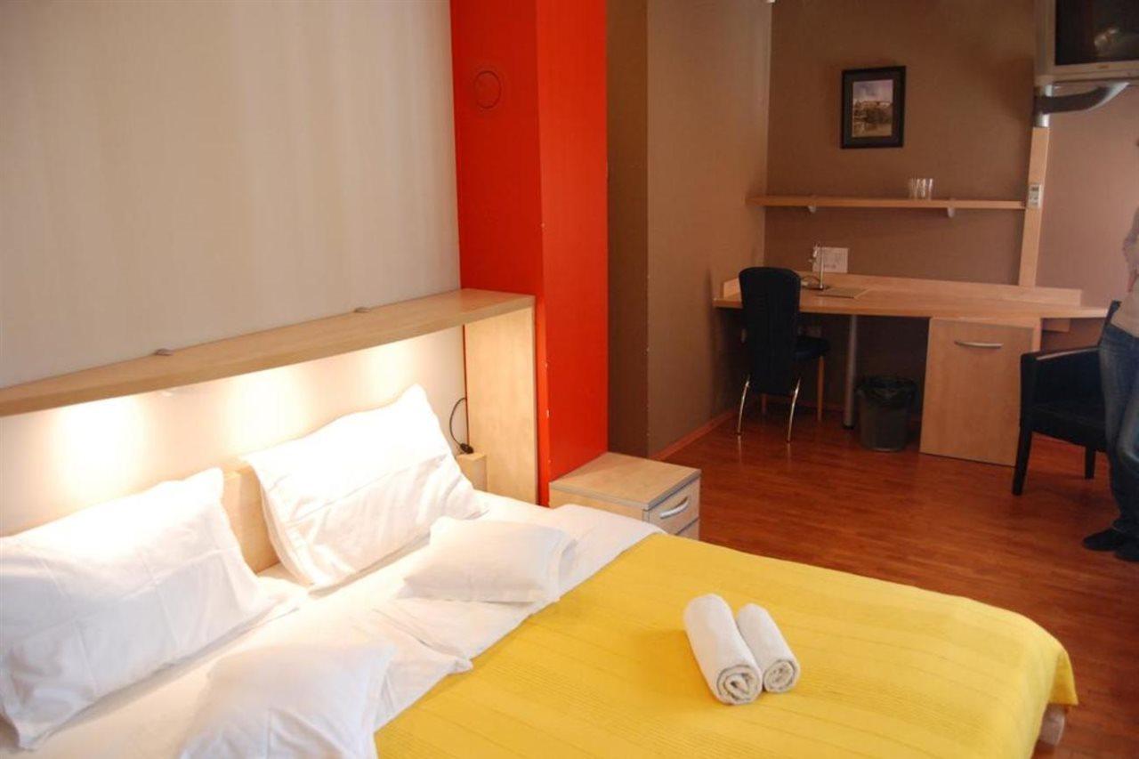 Car Royal Apartments And Rooms โนวีซาด ภายนอก รูปภาพ