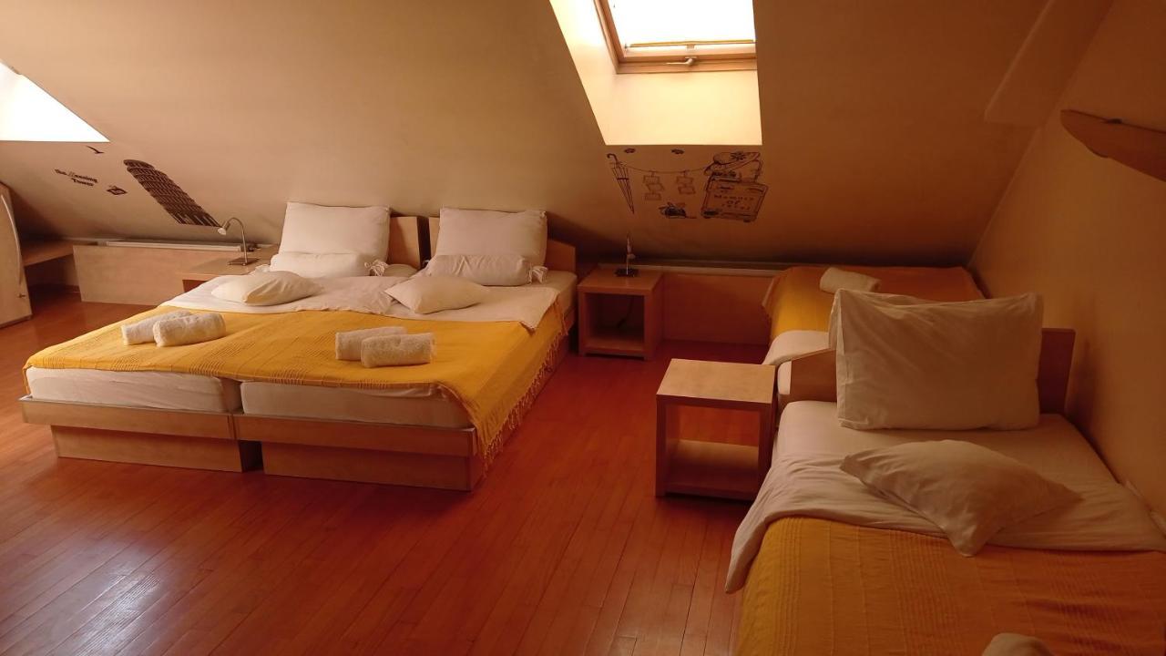 Car Royal Apartments And Rooms โนวีซาด ภายนอก รูปภาพ