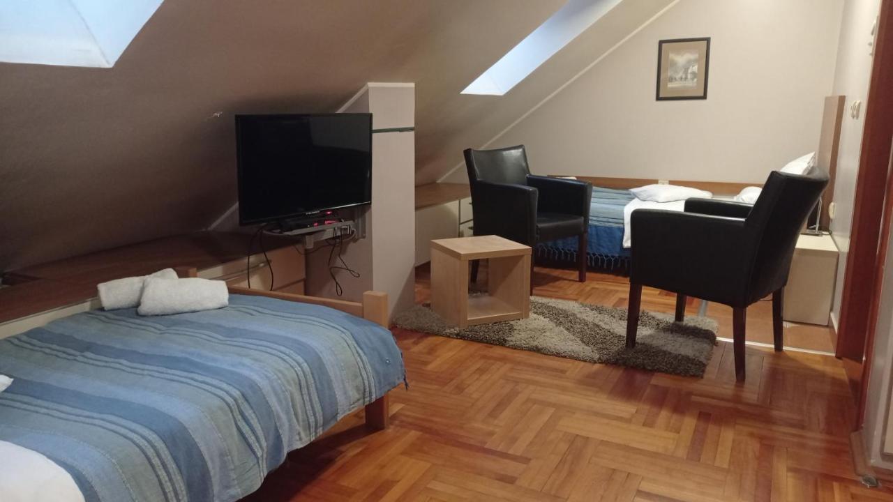 Car Royal Apartments And Rooms โนวีซาด ภายนอก รูปภาพ