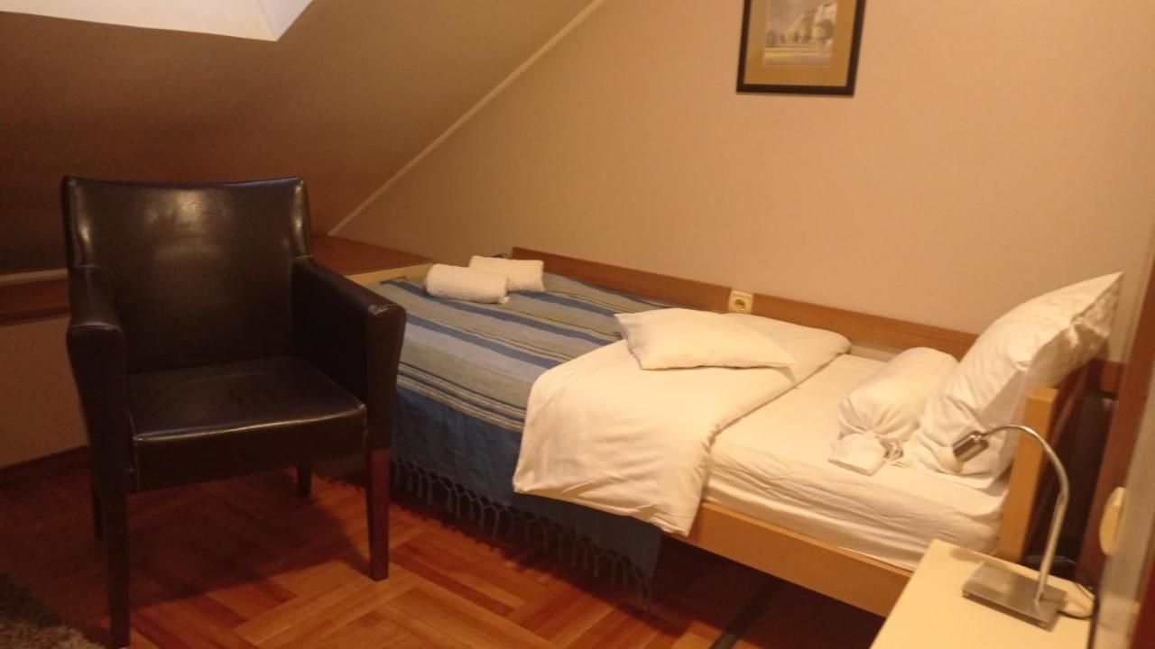 Car Royal Apartments And Rooms โนวีซาด ภายนอก รูปภาพ
