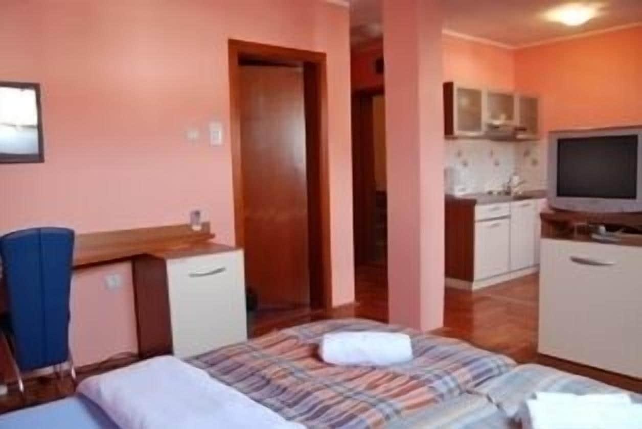 Car Royal Apartments And Rooms โนวีซาด ภายนอก รูปภาพ