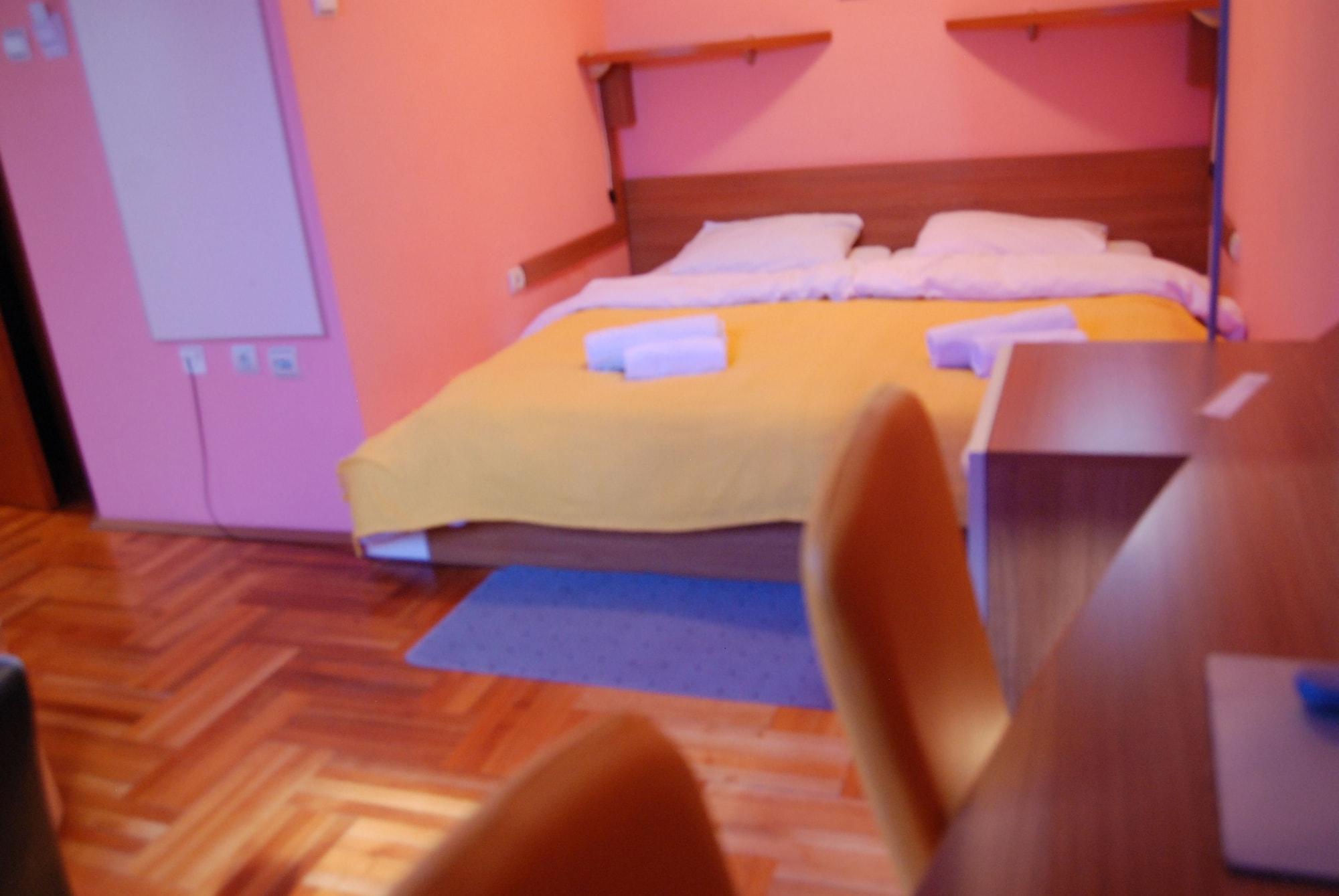 Car Royal Apartments And Rooms โนวีซาด ภายนอก รูปภาพ
